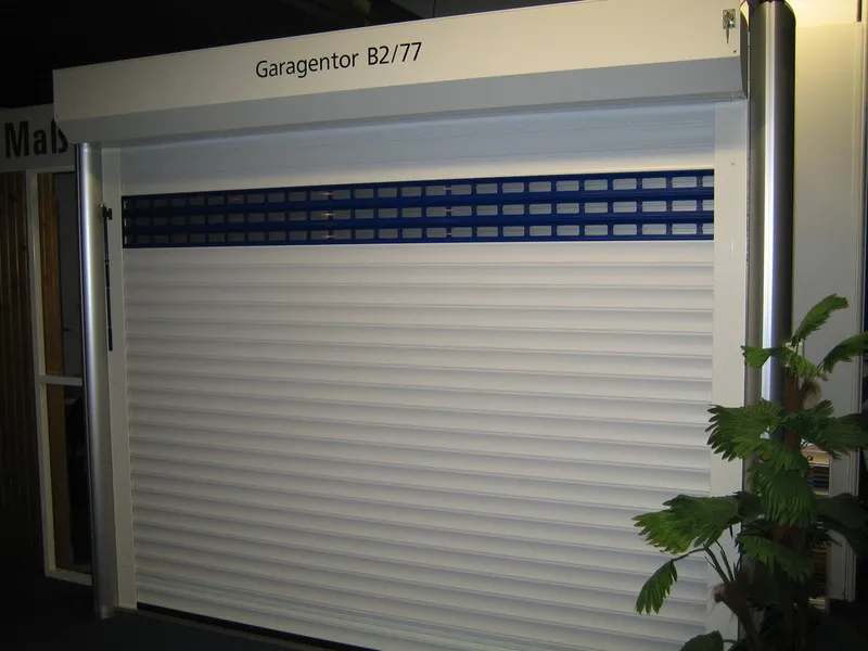 Lamellen Rolltor Mit Fensterlamellen Fuer Einzelgaragen